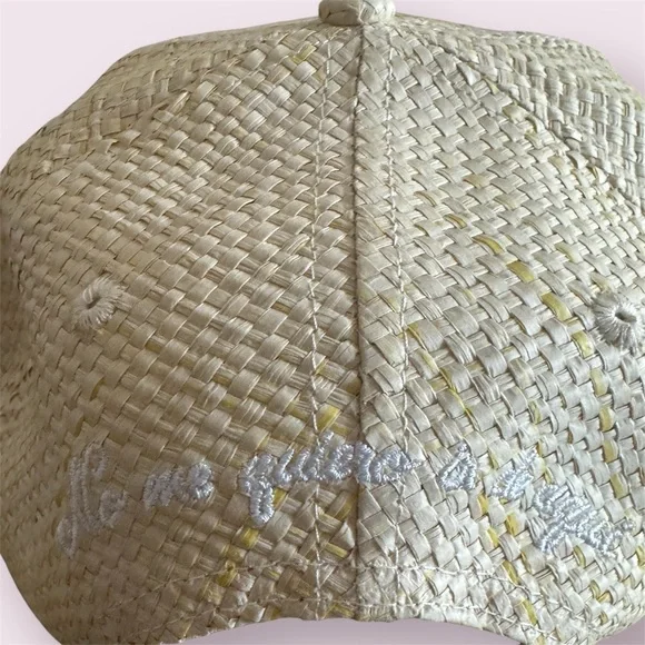 Bad Bunny Puerto Rico residence hat No Me Quiero Ir De Aqui - Picture 4 of 8